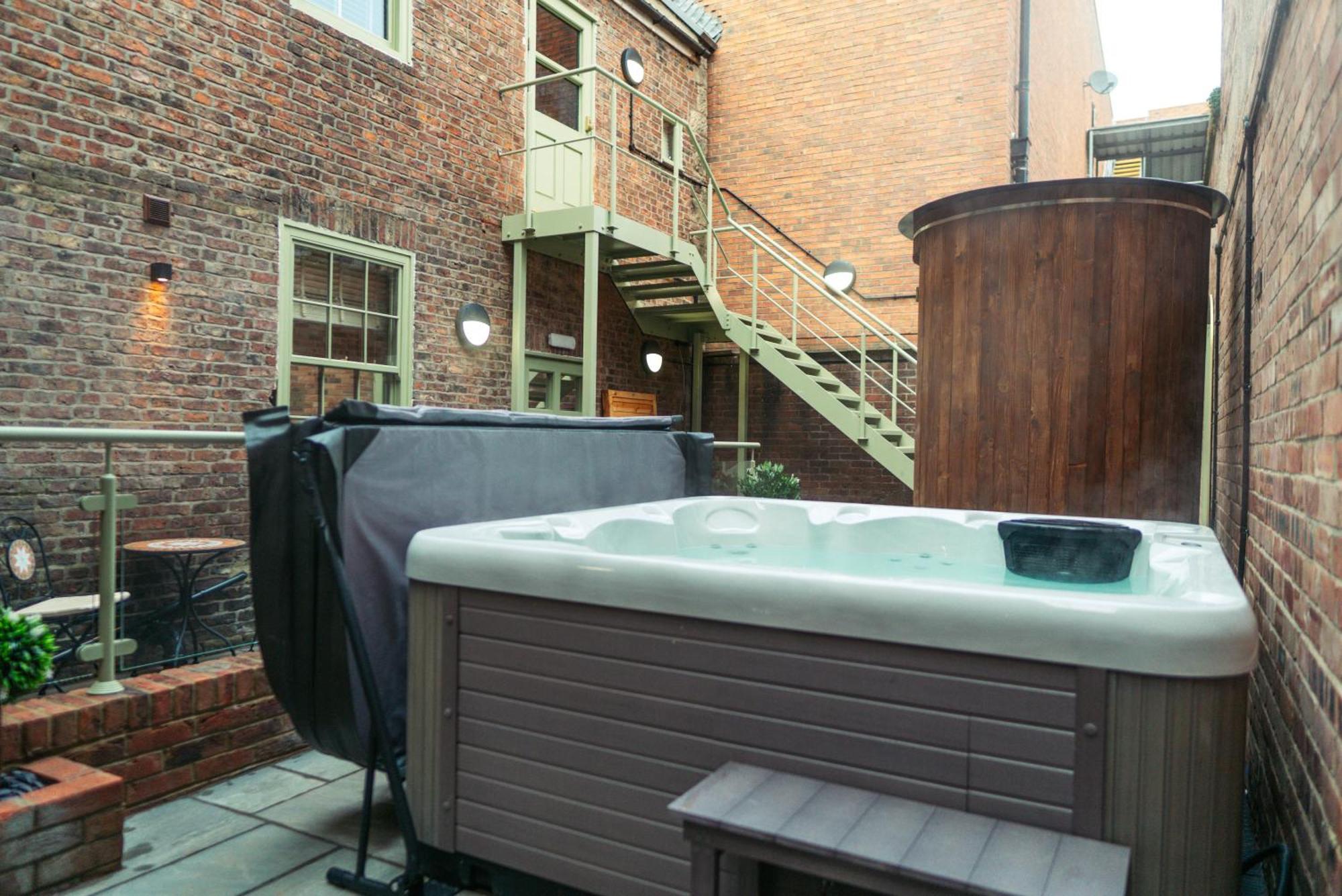 Magistrates Penthouse Suite - Town Centre Apartments With Spa Morpeth Extérieur photo